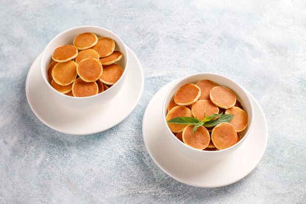 Nourriture à la mode - mini-crêpe aux céréales. Tas de crêpes aux céréales