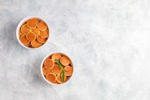 Nourriture à la mode - mini-crêpe aux céréales. Tas de crêpes aux céréales