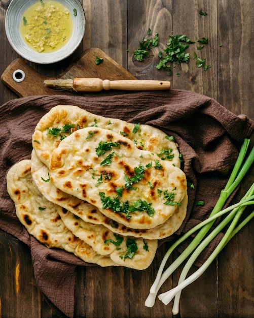 La nourriture pakistanaise sur la vue de dessus de tissu