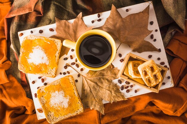 Nourriture de petit déjeuner et feuilles sur le tissu