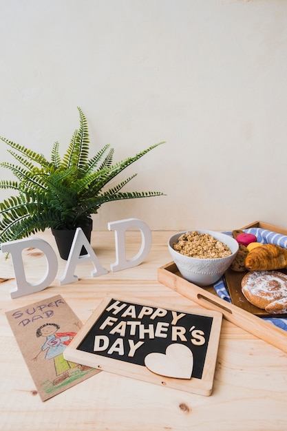 Photo gratuite nourriture de petit déjeuner près des décorations de fête des pères