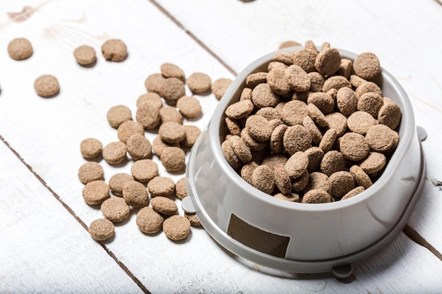 Nourriture pour animaux sur plancher en bois