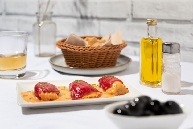 Photo gratuite nourriture pour célébrer la journée mondiale des tapas