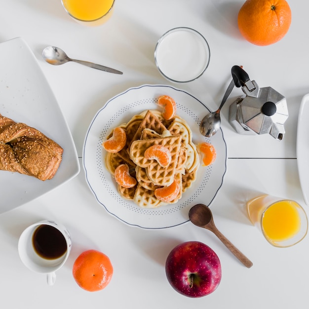 Nourriture pour le petit déjeuner autour des gaufres