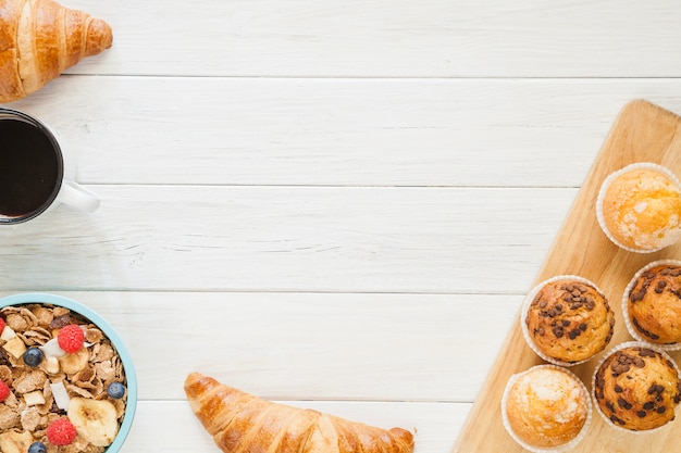 Nourriture pour le petit déjeuner et le café