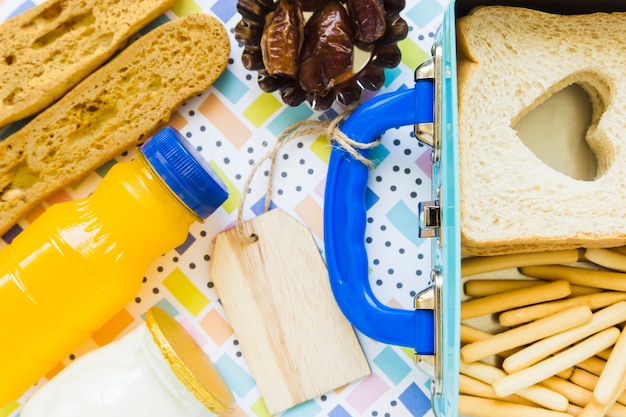 Nourriture saine près de la boîte à lunch étiquetée