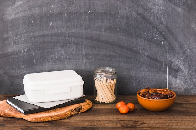 Nourriture saine près de la boîte à lunch et des trucs de l&#39;école