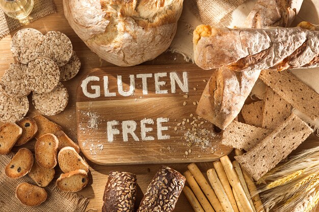 Nourriture sans gluten. Diverses pâtes, pain et collations sur fond de bois à partir de la vue de dessus