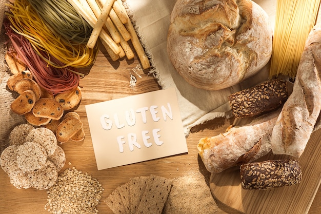 Nourriture sans gluten. Diverses pâtes, pain et collations sur fond de bois à partir de la vue de dessus