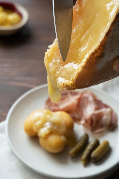 Nourriture savoureuse sur assiette à angle élevé