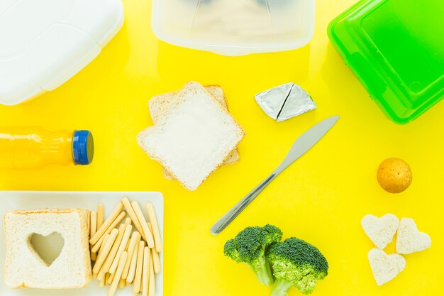 Nourriture savoureuse et boîtes à lunch autour du toast