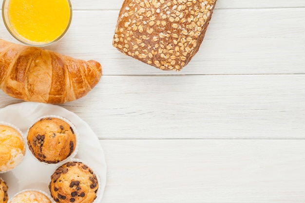 Nourriture savoureuse pour le petit déjeuner avec du jus