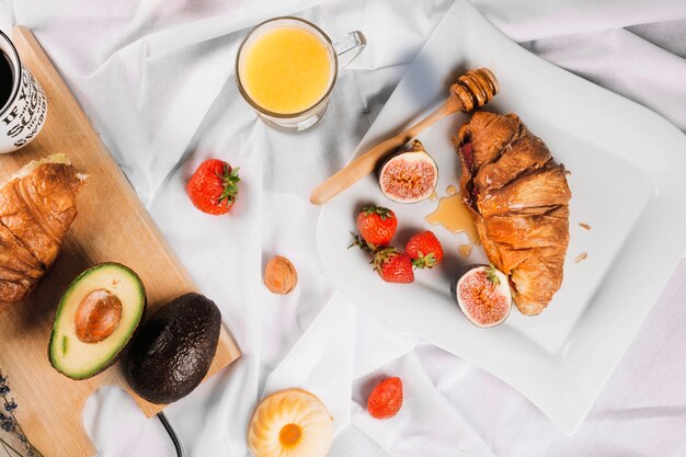 Nourriture savoureuse pour le petit déjeuner sur fond blanc