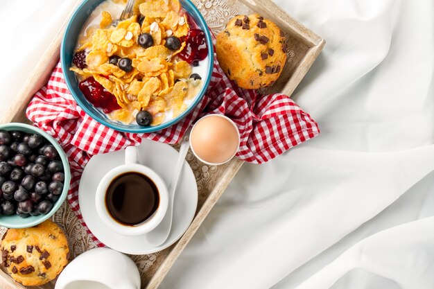 Nourriture savoureuse pour le petit déjeuner sur plateau