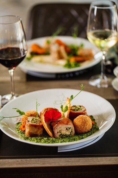 Nourriture servie sur table à manger pendant l'heure du déjeuner dans un restaurant