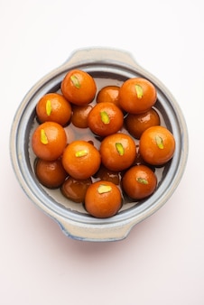 Nourriture sucrée indienne gulab jamun servie dans un bol rond en céramique