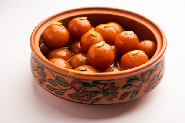 Nourriture sucrée indienne gulab jamun servie dans un bol rond en céramique