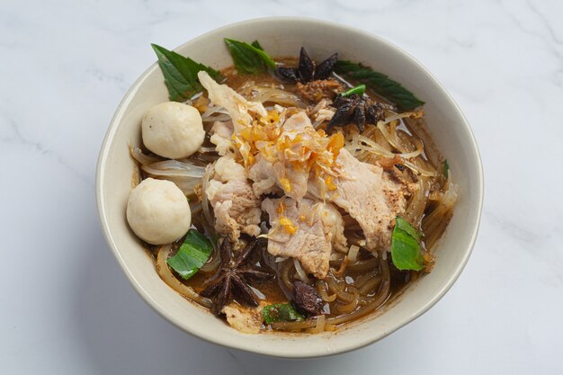 Nourriture thaï. Nouilles au porc, boulettes de viande et légumes