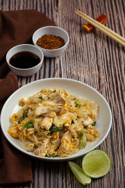 Nourriture thaï. Nouilles sautées au porc à la sauce soja et aux légumes
