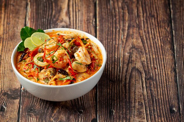 nourriture thaï; TOM YUM KUNG ou soupe épicée aux crevettes de rivière