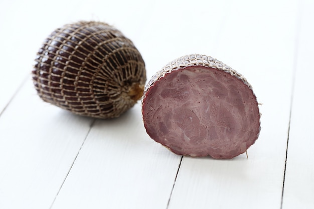 Nourriture, viande. Délicieuse saucisse sur la table