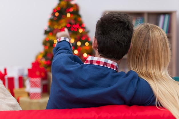 Nous adorons regarder le sapin de Noël