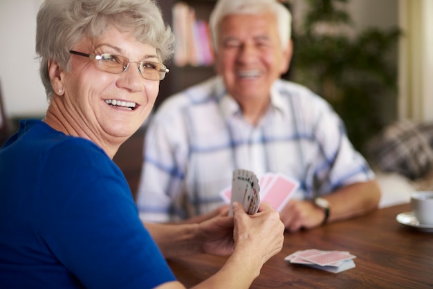 Photo gratuite nous ne sommes jamais trop vieux pour jouer aux cartes