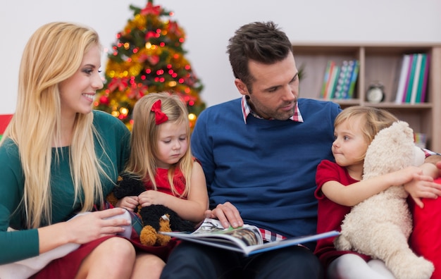 Nous passons du temps ensemble à lire un livre intéressant