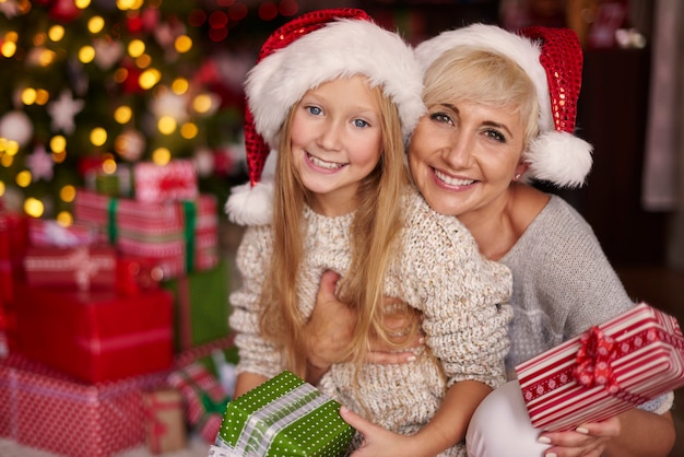 Photo gratuite nous passons la soirée de noël ensemble