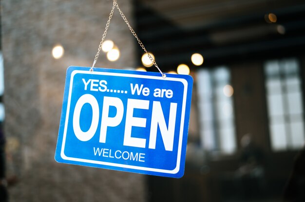 Nous sommes ouverts, signe large à travers le verre de la fenêtre du restaurant