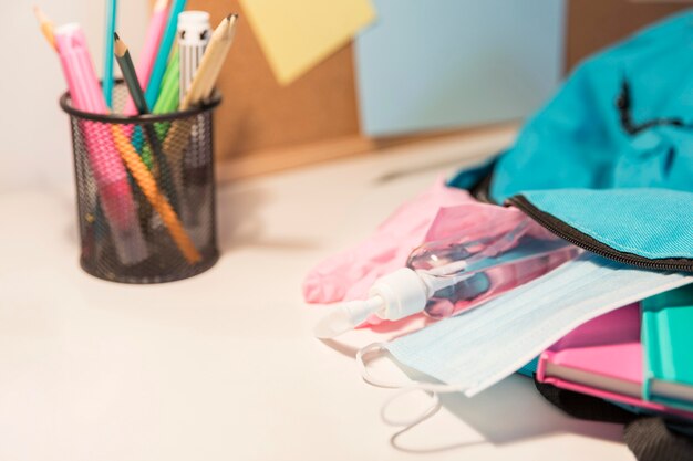 Nouveau assortiment de fournitures scolaires normales avec espace de copie