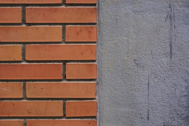 Nouveau mur de briques avec du béton