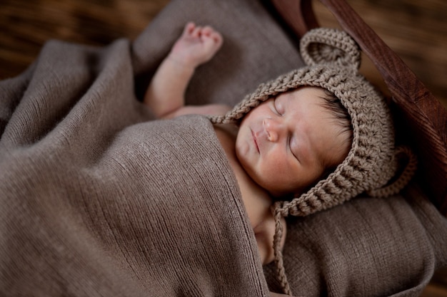 Nouveau Ne Beau Bebe Se Trouve Dans Une Couverture De Fourrure Brune Sur Fond De Bois Photo Premium Nouveau Ne Beau Bebe Se Trouve Dans Une Couverture De Fourrure Brune Sur Fond De Bois Photo Premium