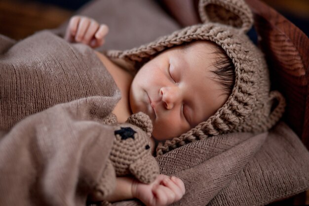 Mignon Petit Garcon Endormi Enfant Fatigue Faire La Sieste Dans Le Lit Des Parents Photo Premium Mignon Petit Garcon Endormi Enfant Fatigue Faire La Sieste Dans Le Lit Des Parents Photo Premium