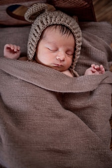 Nouveau Ne Beau Bebe Se Trouve Dans Une Couverture De Fourrure Brune Sur Fond De Bois Photo Premium Nouveau Ne Beau Bebe Se Trouve Dans Une Couverture De Fourrure Brune Sur Fond De Bois Photo Premium