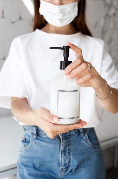 Nouveau normal avec masque facial et désinfectant pour les mains