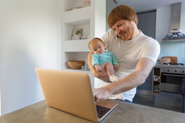 Nouveau papa positif tenant bébé dans les bras