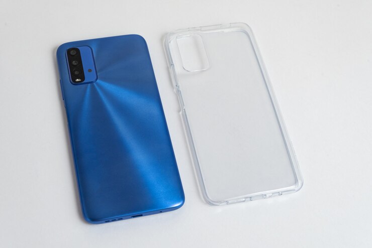 Photo gratuit nouveau téléphone portable avec couvercle transparent sur fond blanc isolé