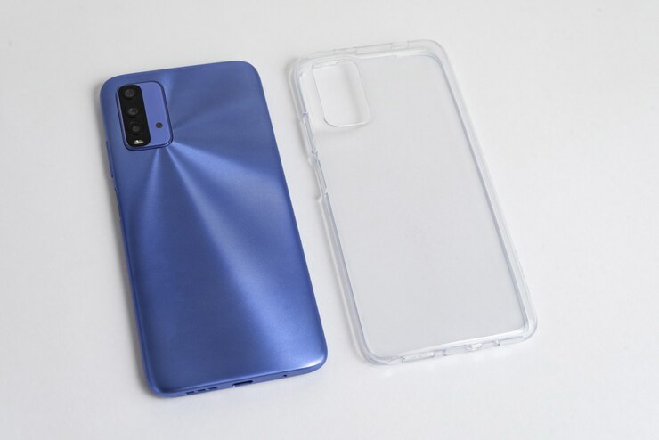 Photo gratuit nouveau téléphone portable avec couvercle transparent sur fond blanc isolé