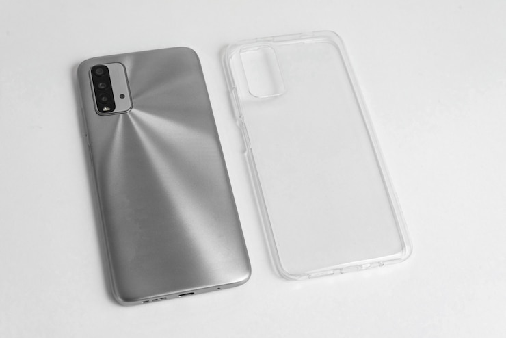 Photo gratuit nouveau téléphone portable avec couvercle transparent sur fond blanc isolé