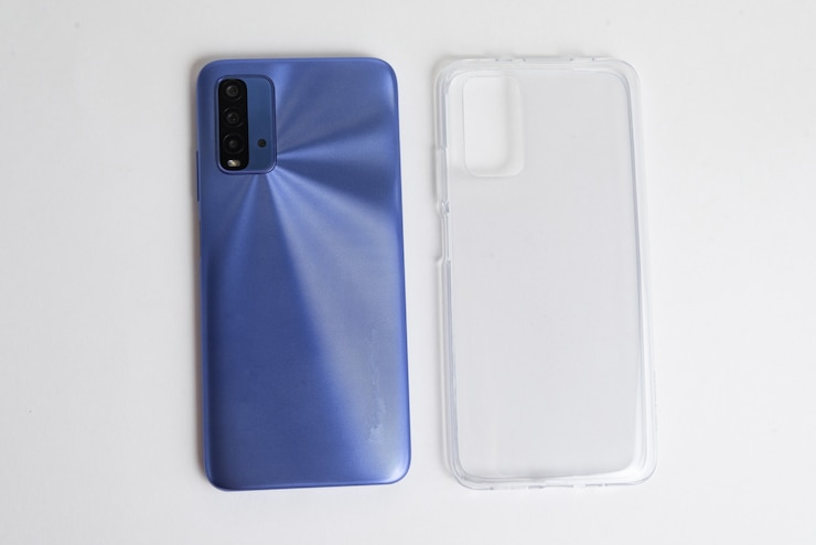 Photo gratuit nouveau téléphone portable avec couvercle transparent sur fond blanc isolé