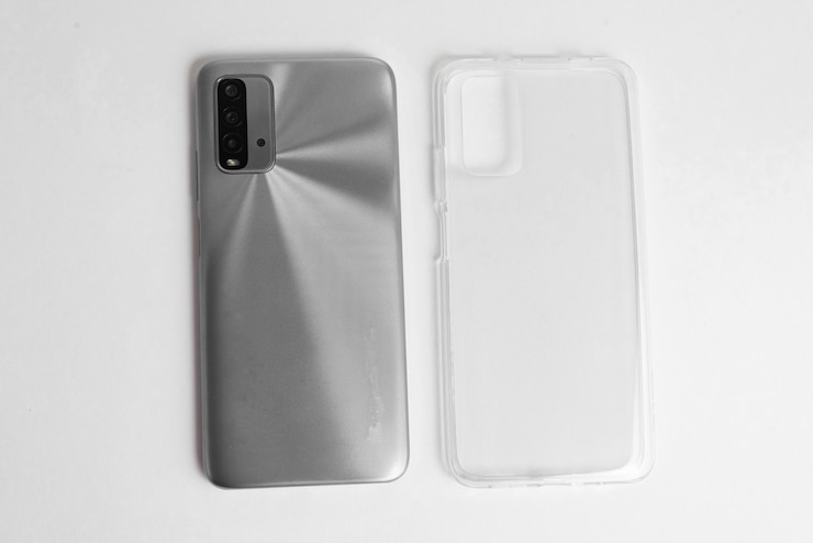 Photo gratuit nouveau téléphone portable avec couvercle transparent sur fond blanc isolé