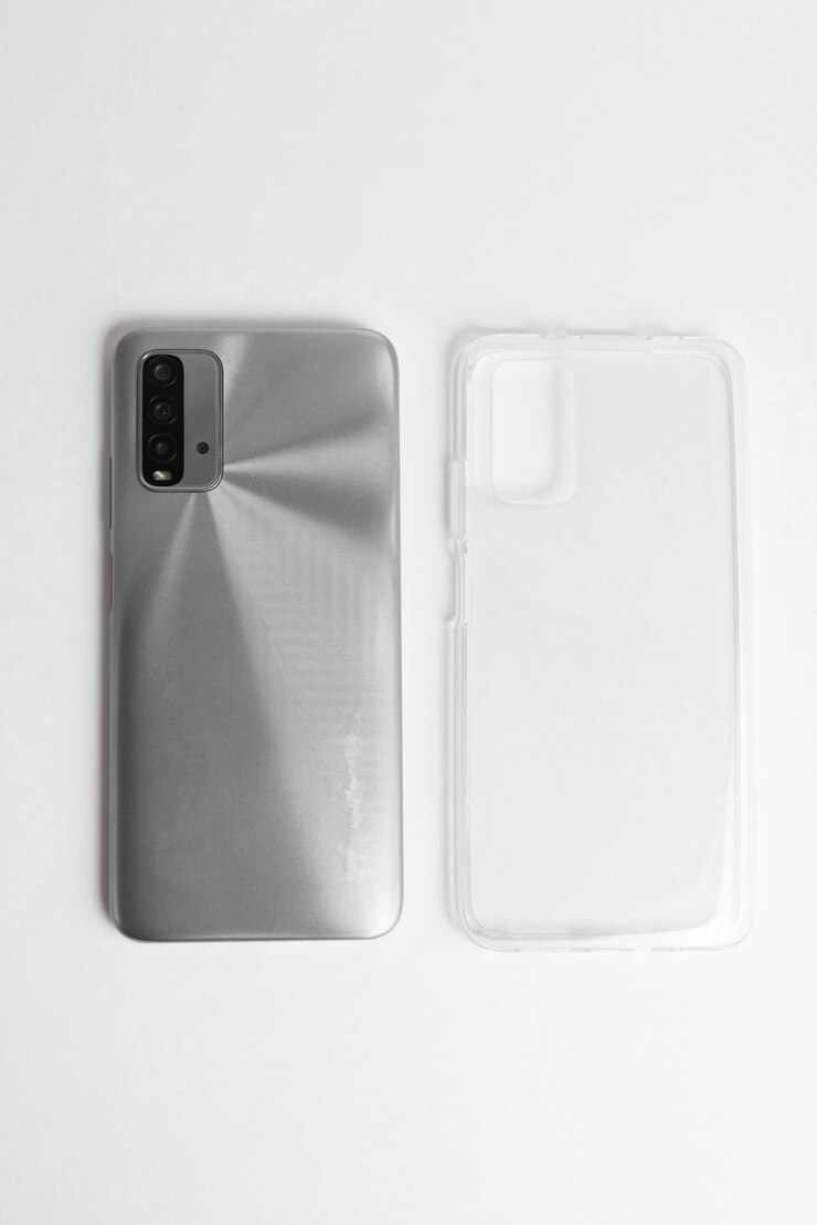 Photo gratuit nouveau téléphone portable avec couvercle transparent sur fond blanc isolé