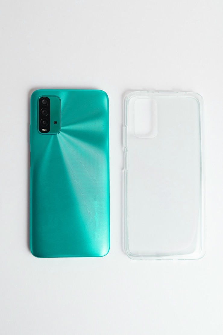 Photo gratuit nouveau téléphone portable avec couvercle transparent sur fond blanc isolé