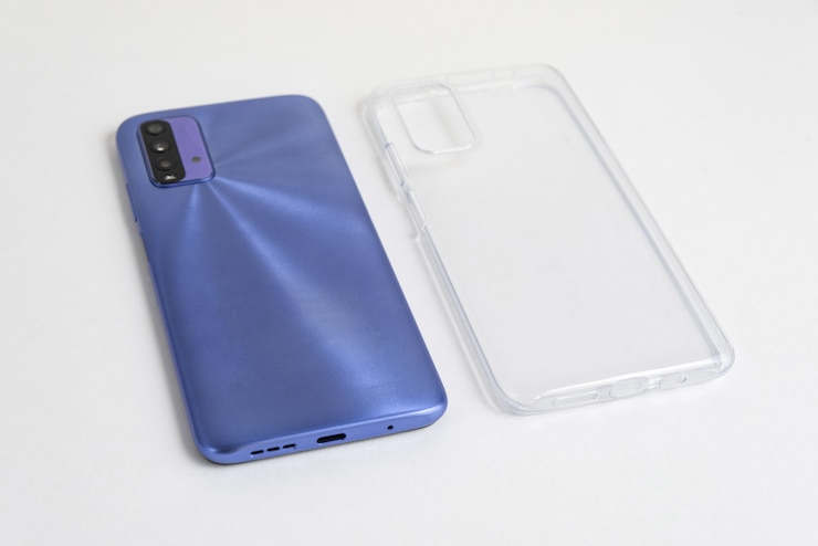Photo gratuit nouveau téléphone portable avec couvercle transparent sur fond blanc isolé