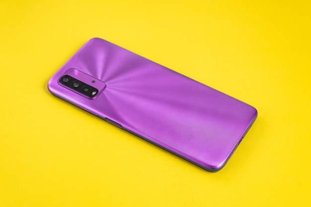 Photo gratuite nouveau téléphone portable sur fond coloré