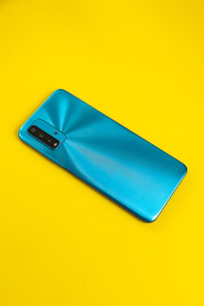 Nouveau téléphone portable sur fond coloré