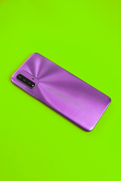 Nouveau téléphone portable sur fond coloré