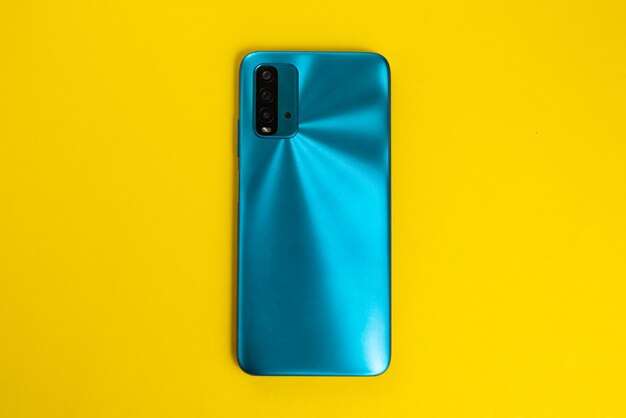 Nouveau téléphone portable sur fond coloré