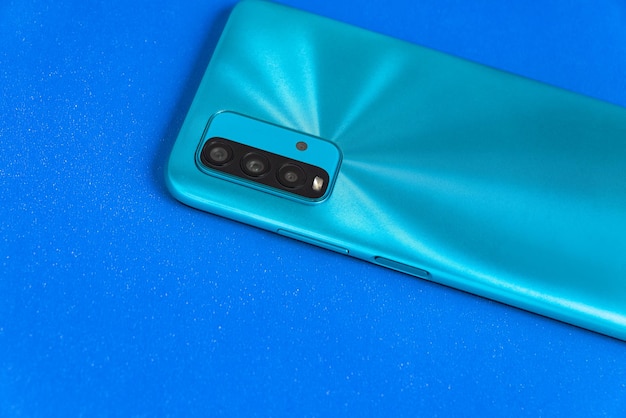 Nouveau téléphone portable sur fond coloré